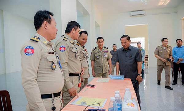 អភិបាលខេត្តតាកែវអញ្ជើញពិនិត្យមើលបេក្ខជន  មកស្នើសុំបម្រើក្របខ័ណ្ឌមន្ត្រីពន្ធនាគារខេត្ត