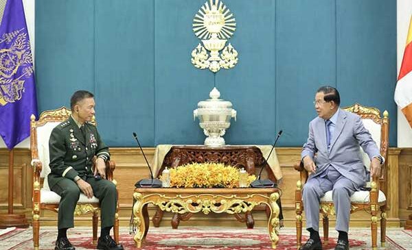 សម្ដេច ហ៊ុន សែន អនុញ្ញាតឱ្យមេបញ្ជាការកងទ័ពជើងគោកហ្វីលីពីន ចូលជួបសម្ដែងការគួរសម និងពិភាក្សាការងារ