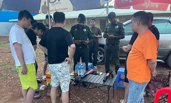 កម្លាំងកងរាជអាវុធហត្ថខេត្តស្ទឹងត្រែង ឃាត់រថយន្តមានដឹកជន​ជាតិ​ចិនចំនួន ៩នាក់  និងសម្ភារមួយចំនួនទៀតដើម្បីរក្សាទុកជាវត្ថុតាង ខណសង្ស័យពាក់ព័ន្ធករណីឆបោកតាមប្រព័ន្ធបច្ចេកវិទ្យា