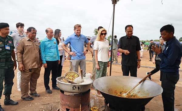 សមាជិកសភាអាមេរិក ចុះពិនិត្យស្ថានភាពជនភៀសសឹក នៅខេត្តព្រះវិហារ