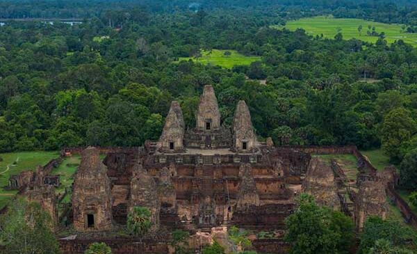 ​សម្រស់ប្រាសាទប្រែរូប អមដោយធម្មជាតិបៃតងស្រស់បំព្រងនារដូវវស្សា