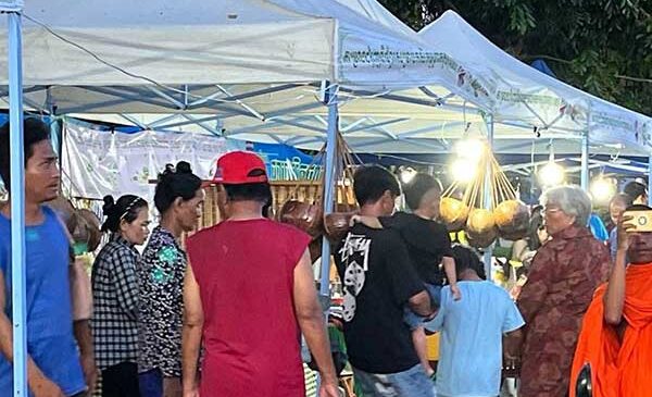 ​នៅដើមសប្តាហ៍ទីមួយ រយ:ពេល១ខែ នេះទីផ្សារផលិតផលខ្មែរ (ផ្សារចុងសប្តាហ៍) ខេត្តតាកែវ នៅតែ​​ទាក់ទាញភ្ញៀវមកជាបន្តរបន្ទាប់